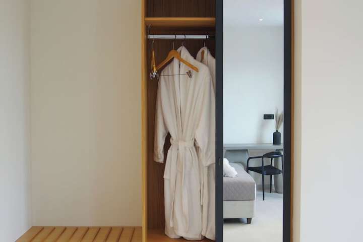 Room 4 of 186