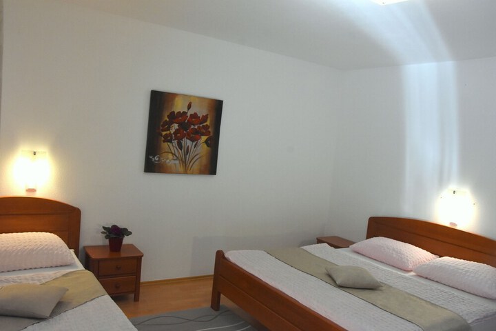 Room 12 of 80