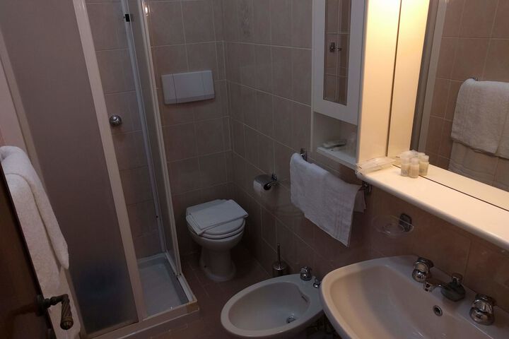 Room 9 of 36