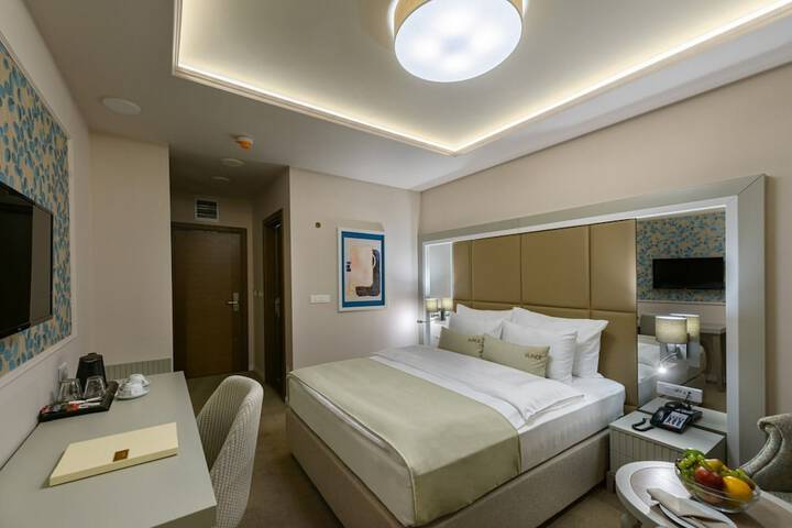 Room 10 of 102