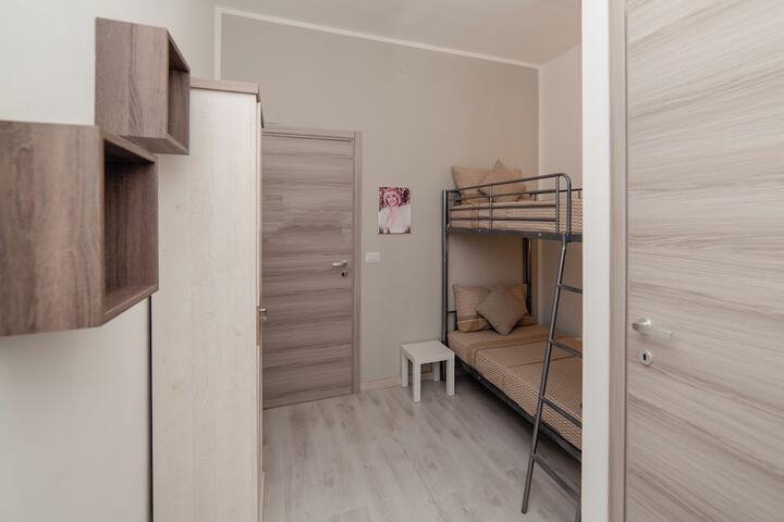 Room 5 of 11