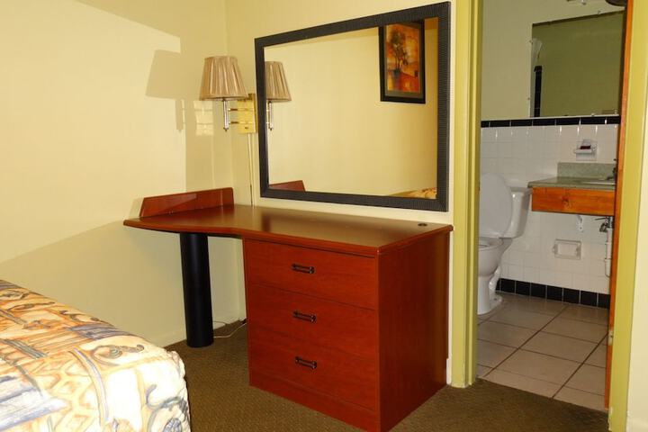 Room 6 of 28