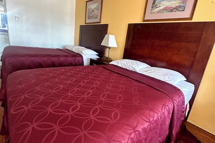 2 Queen Beds (1 of 4)