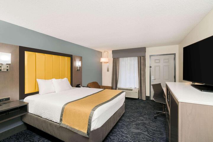 1 Queen Bed (3 of 9)