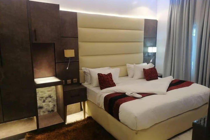 Room 9 of 33