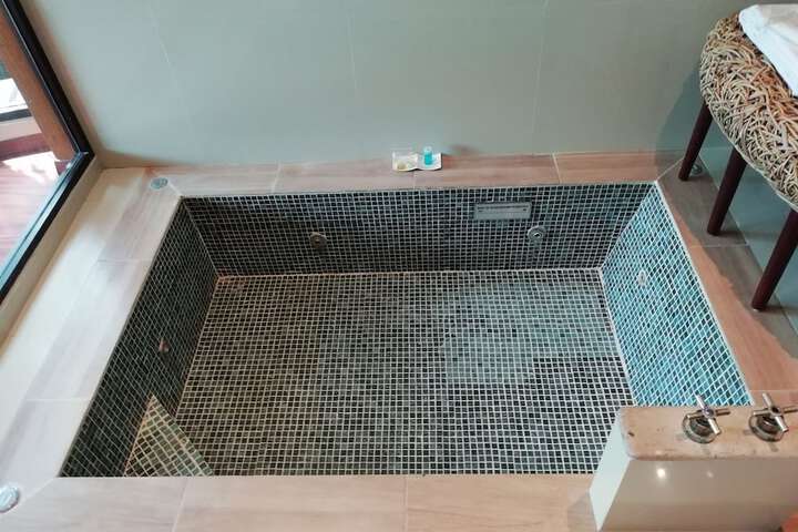 Hot Tub 15 of 39