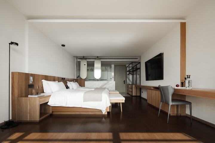 Room 3 of 182