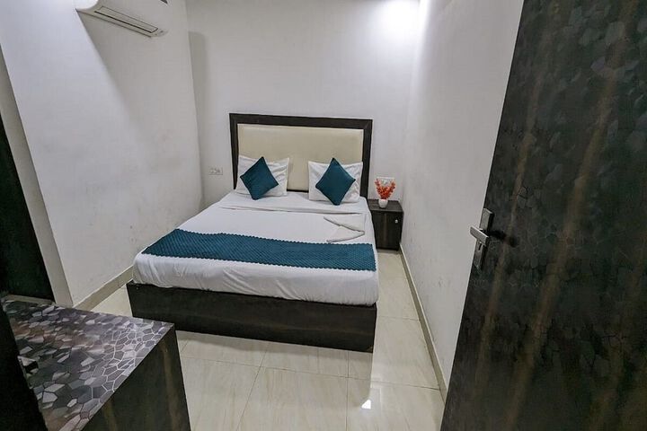 Room 6 of 8