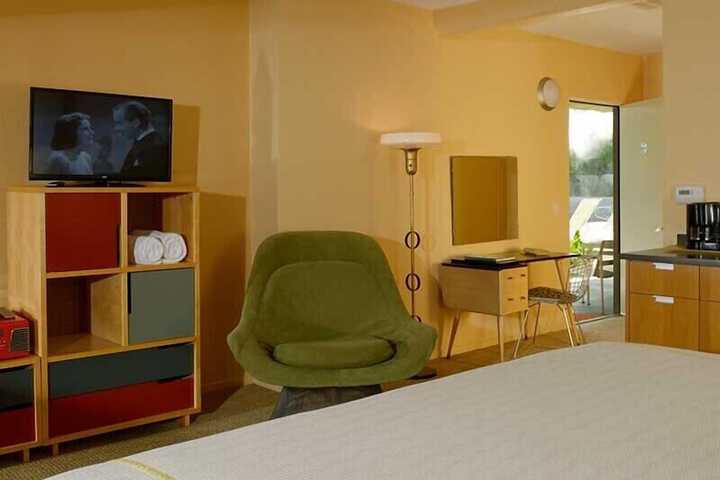 Room 4 of 25