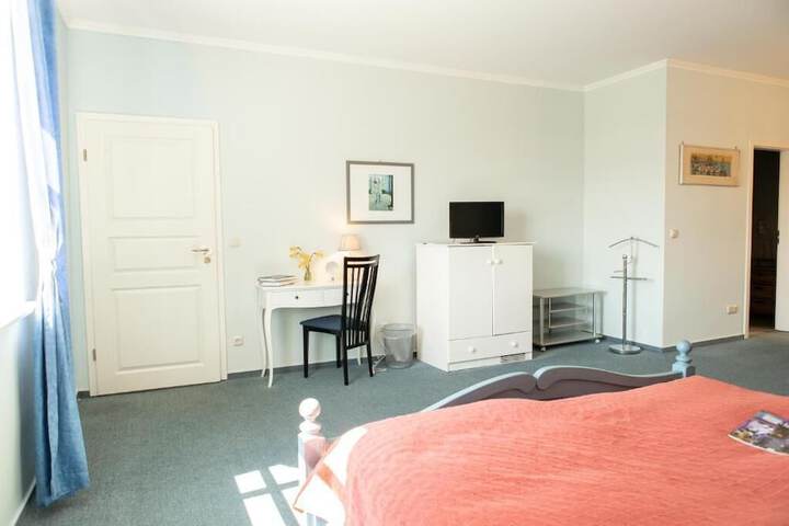 Room 5 of 28