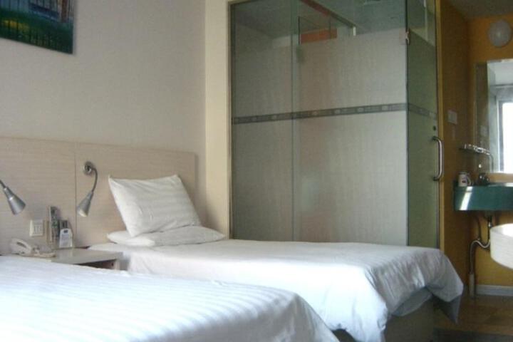 Room 8 of 16