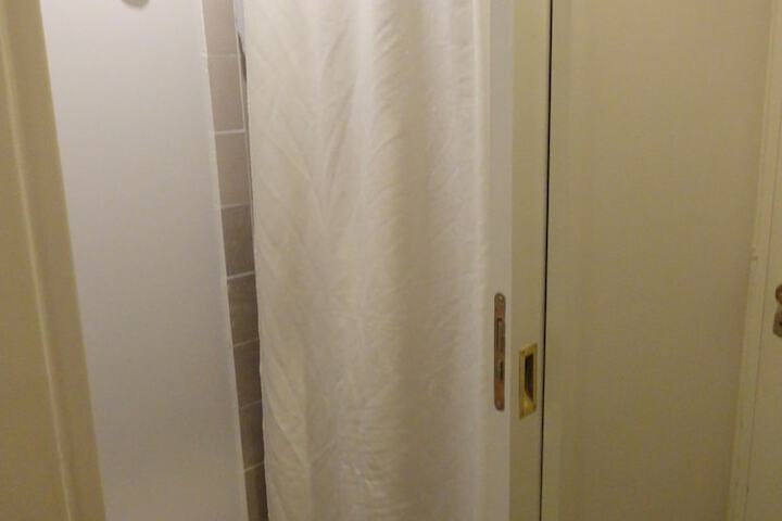 Room 27 of 32