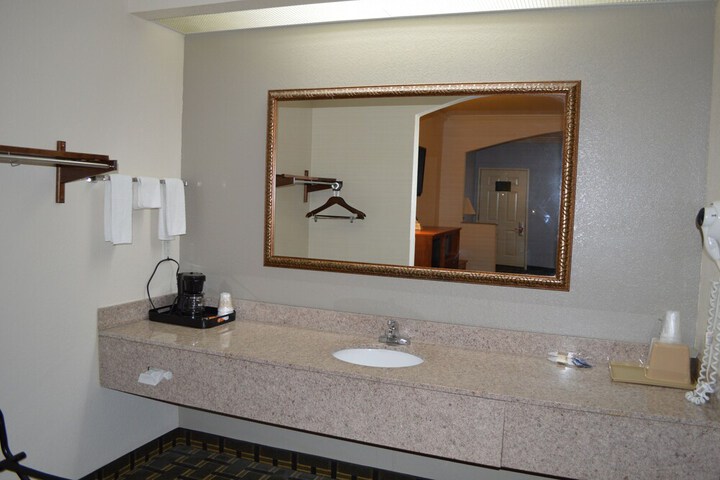 Econo Lodge Inn and Suites 3524 Elvis Presley