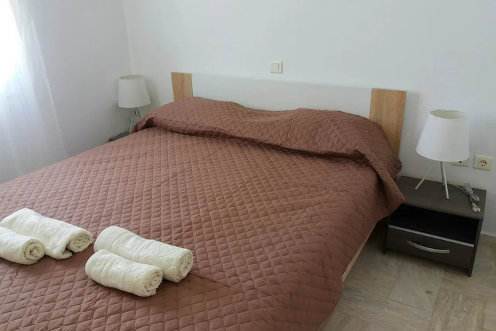 Room 5 of 9