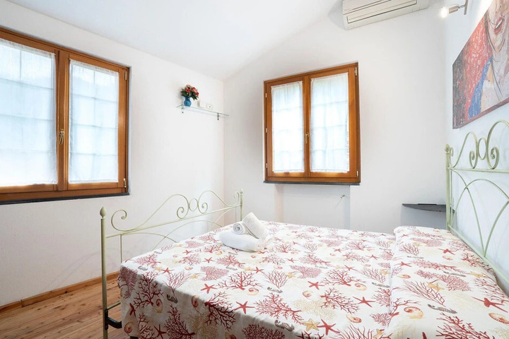 Room 4 of 13