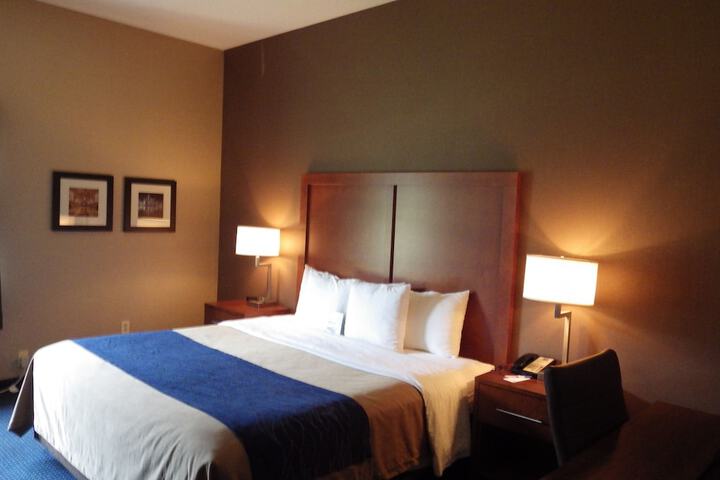 Standard King Bed Accessible (21 of 24)