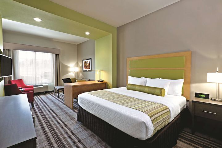 1 King Bed (8 of 26)