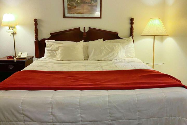 1 King Bed (12 of 15)
