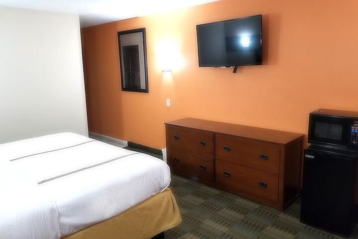 1 King Bed (8 of 9)
