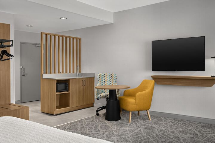 Lounge 19 of 35