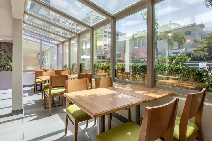 Breakfast area