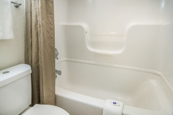 1 Queen Bed (11 of 14)