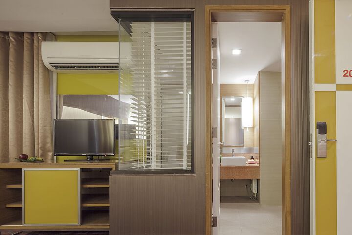 Room 15 of 28