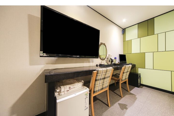 Room 25 of 42