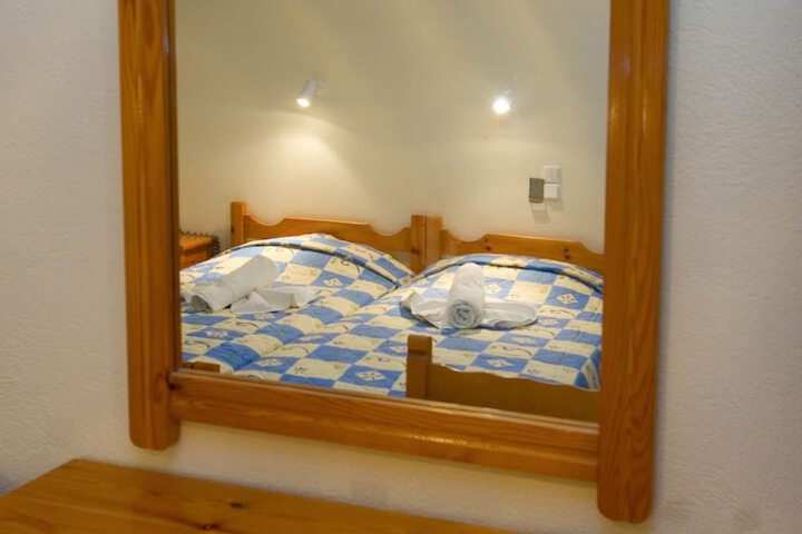 Room 9 of 37