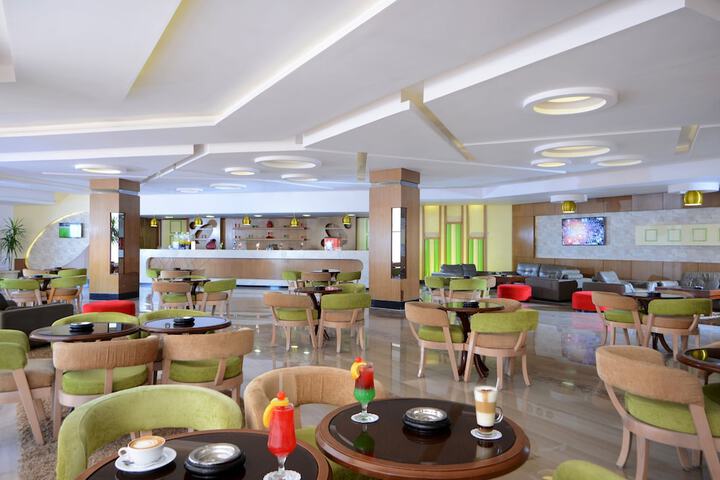 Lounge 145 of 220
