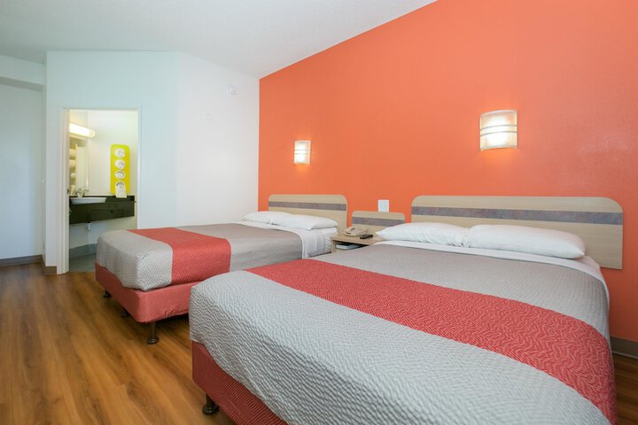Double Accessible Queen Size Bed (10 of 10)