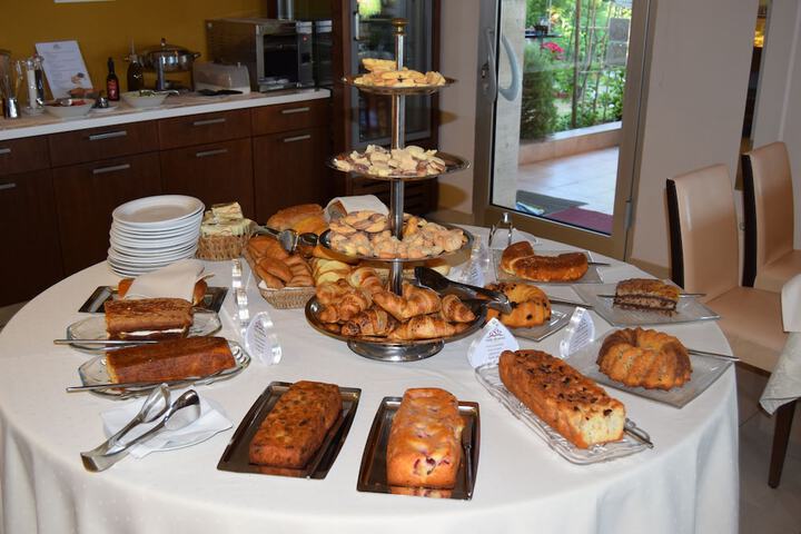 Breakfast/Coffee Service 24 of 38