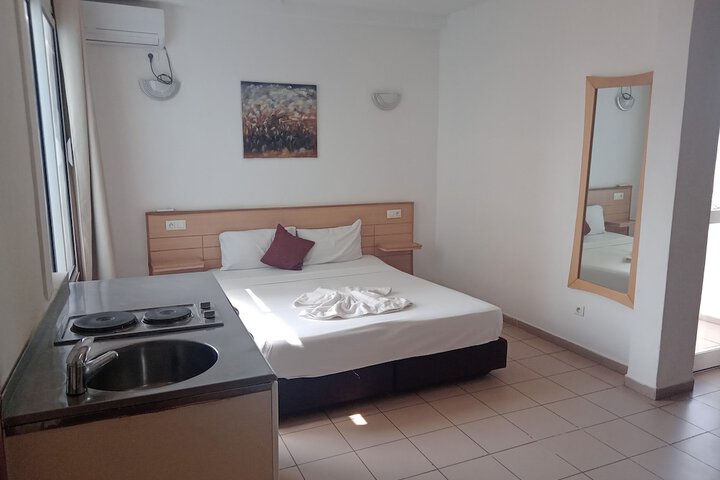 Room 4 of 8