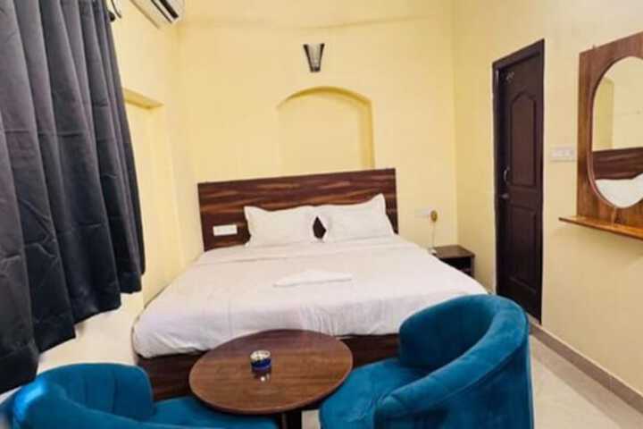 Room 5 of 16