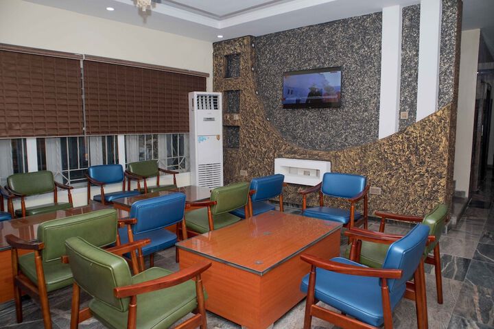 Lounge 55 of 82