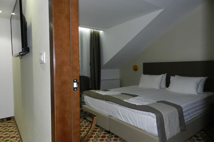 Room 12 of 64