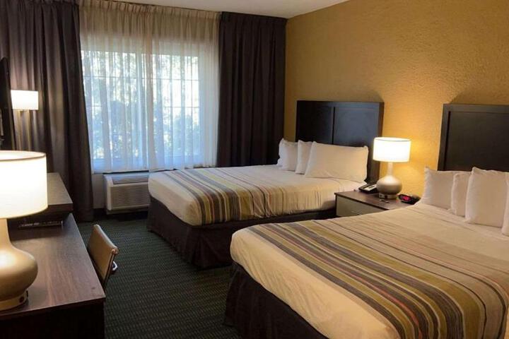2 Queen Beds (7 of 7)