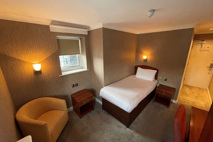 Room 11 of 27