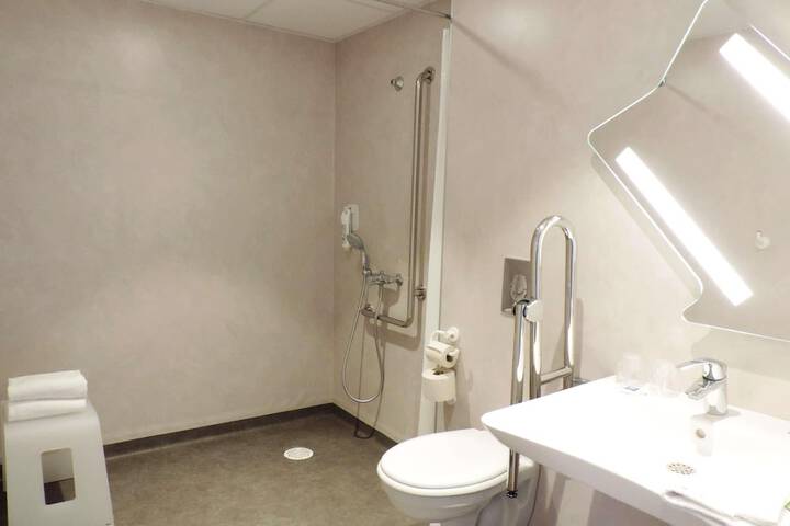 Room 9 of 39