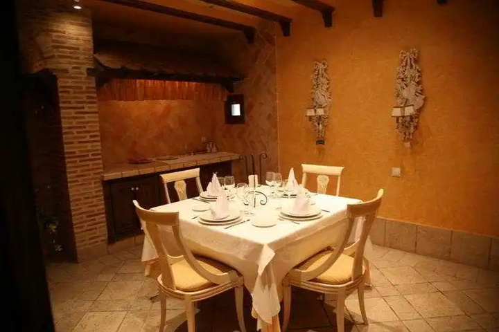 Dining 4 of 8
