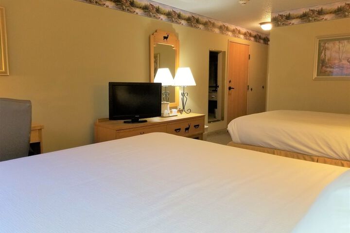 Basic 2 Queen Beds (7 of 12)