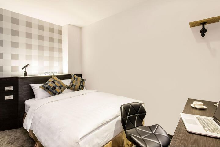 Room 4 of 6