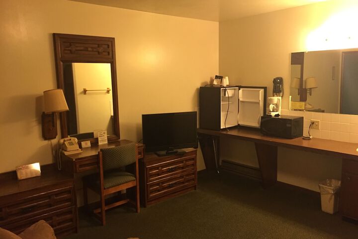 1 Queen Bed (1 of 14)