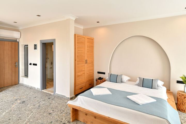 Room 9 of 32