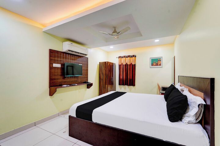 Room 6 of 13