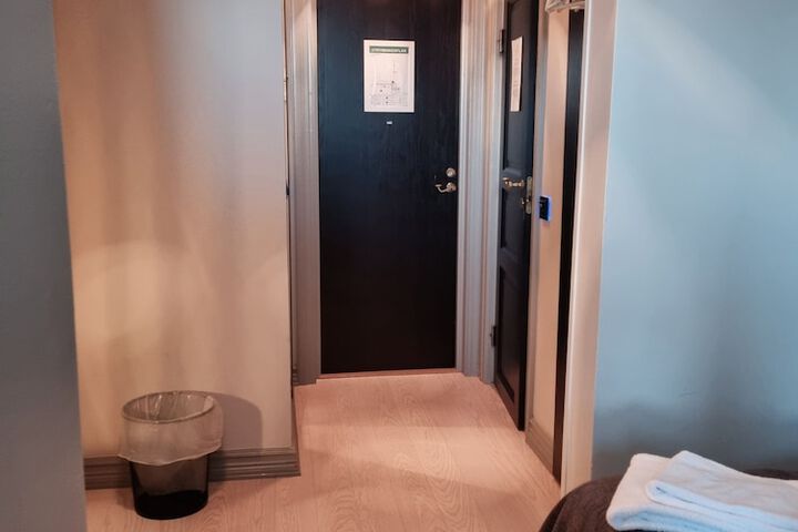 Room 13 of 27