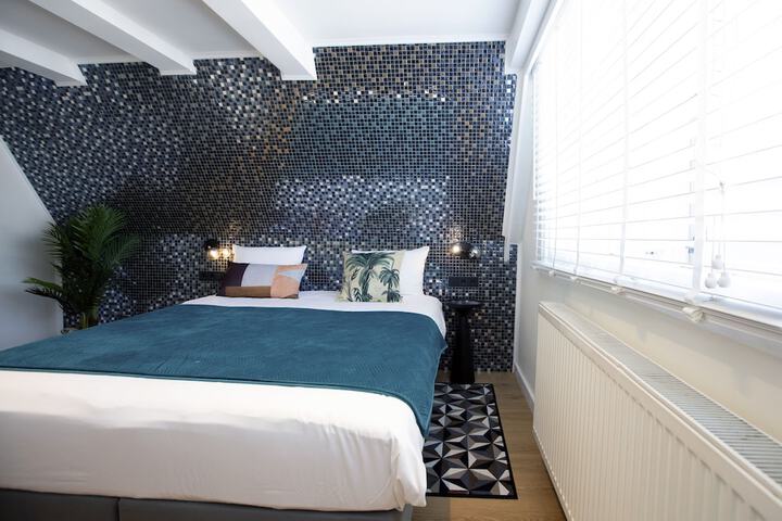 Room 46 of 100