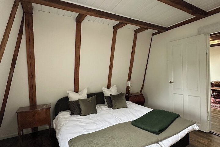 Room 51 of 77