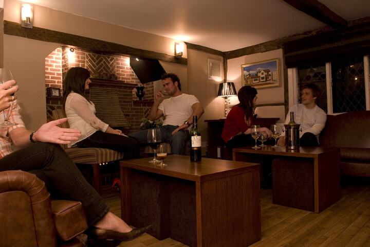 Lounge 33 of 48