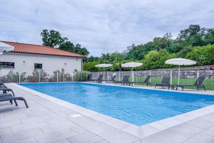 Pool 27 of 41